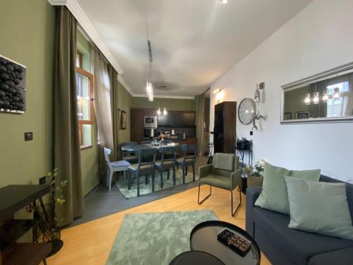 un salon avec un canapé et une salle à manger dans l'établissement Cozy mountain apartament near the Gondola lift, à Bansko