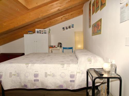 een slaapkamer met een bed en een tafel bij Oasi dei Deserti - Camera con colazione in Morciano di Romagna