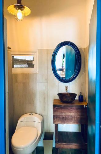 a bathroom with a sink and a toilet and a mirror at Habitación Suite amplia en La Huasteca Potosina in Ciudad Valles