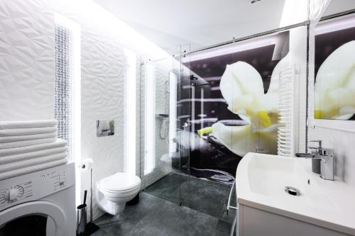 クラクフにあるNative Apartments Masarska 8の白いバスルーム(トイレ、シンク付)