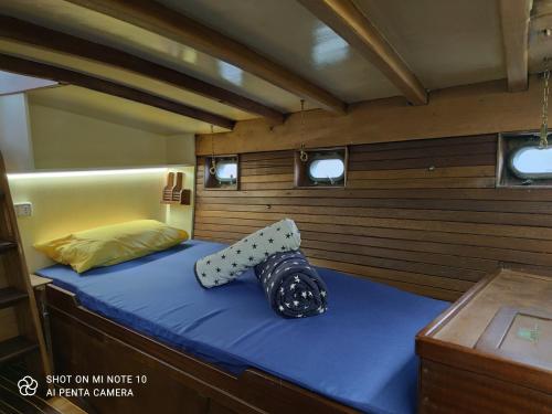 ネットゥーノにあるAntalia Sailingの船の裏側のベッド