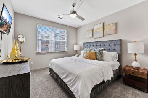 Modern & Chic 1BR Luxury Apts Close to Downtown & Airport في أوستن: غرفة نوم بسرير ونافذة
