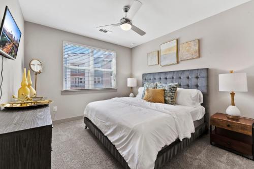 Ένα ή περισσότερα κρεβάτια σε δωμάτιο στο Modern & Chic 1BR Luxury Apts Close to Downtown & Airport