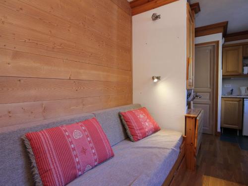 Cette chambre dispose d'un canapé avec deux oreillers. dans l'établissement Studio cosy et lumineux au cœur de Val-d'Isère, proche pistes, commerces, et commodités. - FR-1-694-84, à Val dʼIsère