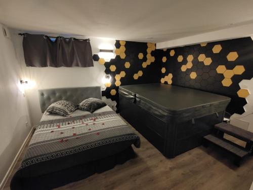 Dormitorio pequeño con cama y bañera en Suite pour les Amoureux_Val d'Europe Disney, en Coupvray