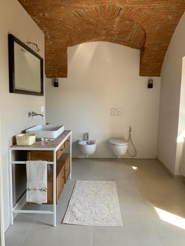 a bathroom with a sink and a toilet at Appartamento Biò in Borgofranco dʼIvrea