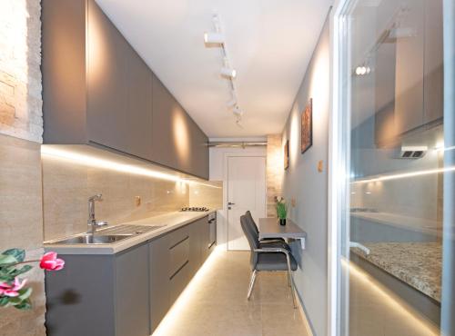 O bucătărie sau chicinetă la Grand Apartments Centre of Craiova