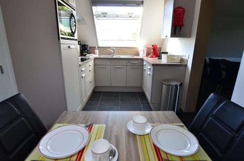 Una cocina o zona de cocina en B&B wellness Sea Nat voor Naturisten