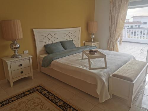 Un dormitorio con una cama grande y una mesa. en Villa Alexander, en Puerto de Santiago