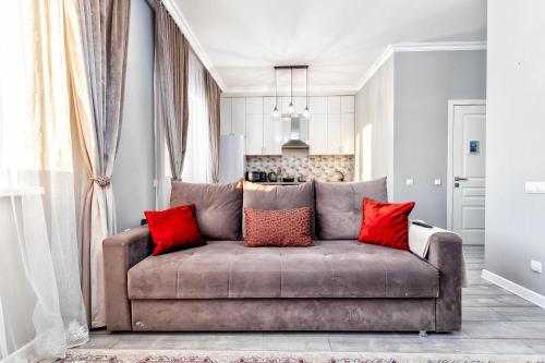 阿斯塔納的住宿－Прекрасная квартира в центре левого берега，客厅配有红色枕头的沙发