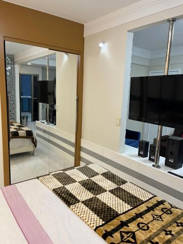 Μια τηλεόραση ή/και κέντρο ψυχαγωγίας στο Loft com vista incrível para a Praia da Costa!