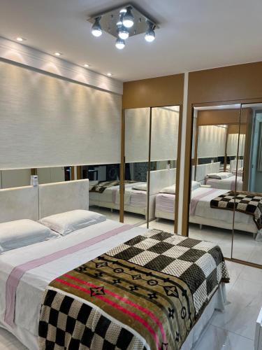 Ένα ή περισσότερα κρεβάτια σε δωμάτιο στο Loft com vista incrível para a Praia da Costa!