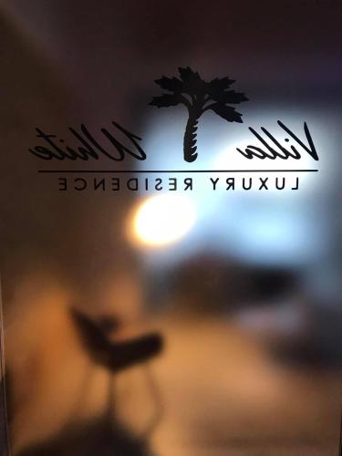 een foto van een boom op een onscherpe afbeelding bij Villa White Luxury Residence in Marsala