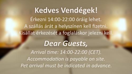 布达厄尔什Varga-ház panzió的一张带桌子的餐厅传单