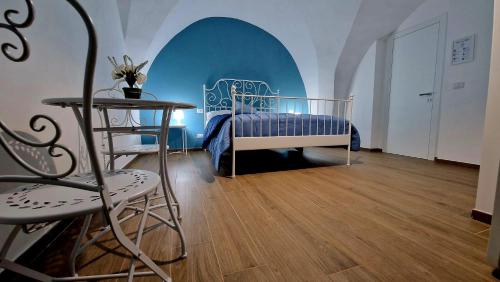 1 dormitorio con 1 cama, 1 mesa y 1 silla en LE SEGRETE DEL POZZO, en Capurso