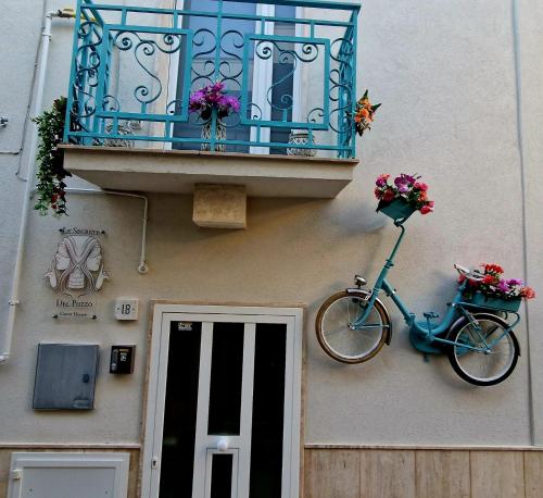a bike on the side of a building with a balcony at LE SEGRETE DEL POZZO in Capurso