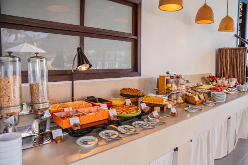 a buffet line with many different types of food at Pousada Aldeola by Slaviero Hotéis in Baixio