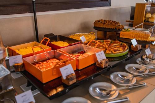 a buffet with many different types of food on display at Pousada Aldeola by Slaviero Hotéis in Baixio