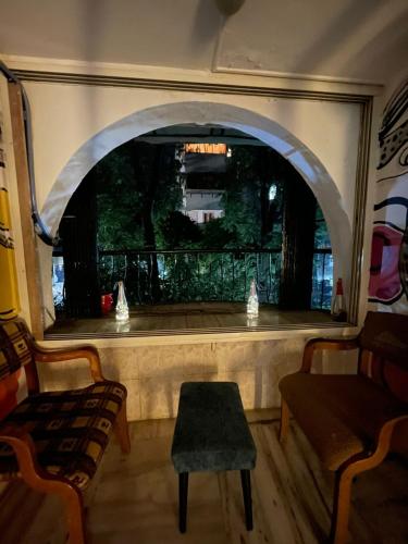 um quarto com um arco e uma mesa e cadeiras em Krazy Solo Hostel em Mumbai