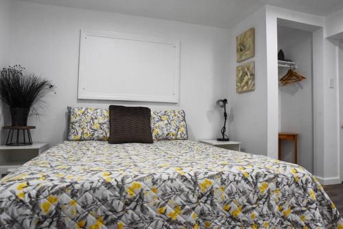 een slaapkamer met een bed met een dekbed erop bij Cozy Mount Washington Home with Parking-Sleeps 4 in Pittsburgh