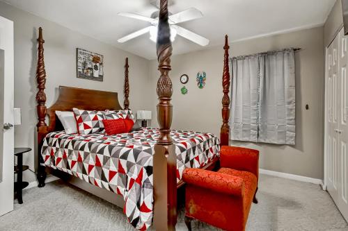 ein Schlafzimmer mit einem Bett und einem roten Stuhl in der Unterkunft Retreat at Glenns Bay F202 in Myrtle Beach