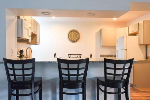 una cocina con 2 sillas negras y una barra en Perfect Mount Washington Home Walkable w Parking en Pittsburgh