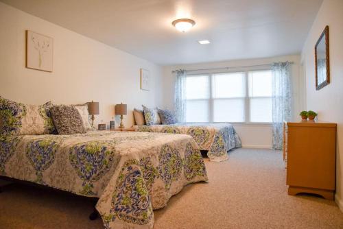 1 dormitorio con 2 camas y ventana en Relax & Feel At Home During Your Pittsburgh Stay, en Pittsburgh