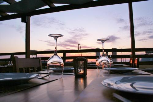 Ataviros Hotel tesisinde bir restoran veya yemek mekanı