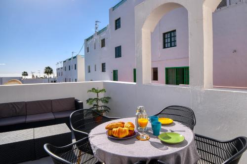 Sea Waves Lanzarote- 500m from Playa Grande, Pool and Terrace By Lanzarote Vacation Homes