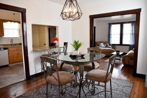comedor y sala de estar con mesa y sillas en Beautiful 3 Bedroom Home Cozy Front and Back Porch en Munhall