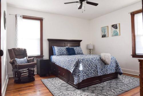 Ένα ή περισσότερα κρεβάτια σε δωμάτιο στο Beautiful 3 Bedroom Home Cozy Front and Back Porch