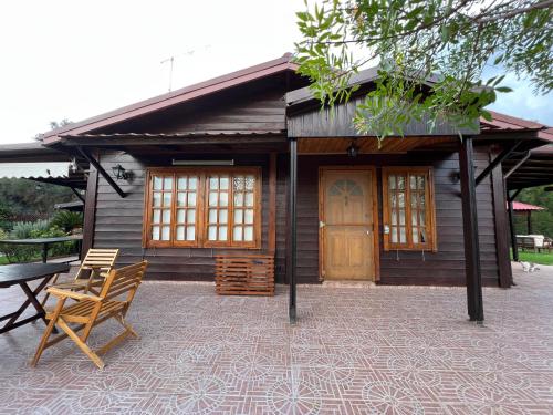 a house with a table and chairs in front of it at Kapilio Cottage House in Kapilio