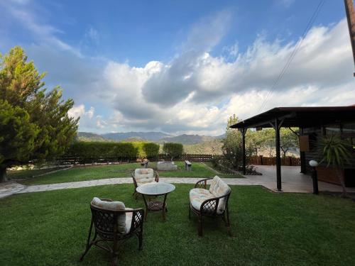 a group of chairs and a table in a yard at Kapilio Cottage House in Kapilio