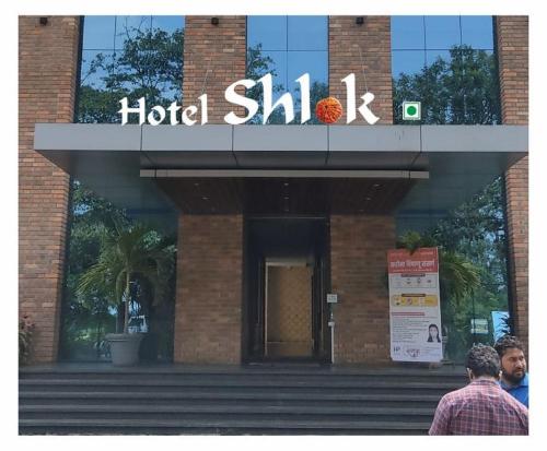 Ein Zertifikat, Auszeichnung, Logo oder anderes Dokument, das in der Unterkunft Hotel Shlok- Pure Veg , Kolhapur ausgestellt ist