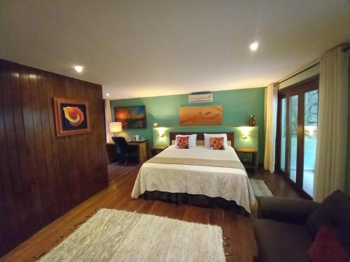 a bedroom with a bed and a green wall at Casa Verde Río in Rio de Janeiro
