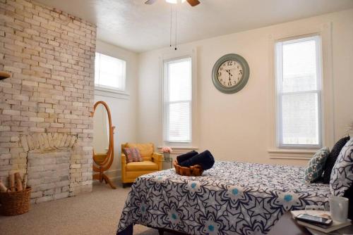 ein Schlafzimmer mit einem Bett und einer Uhr an der Wand in der Unterkunft Perfect Pittsburgh Home Close To City & Airport in Pittsburgh