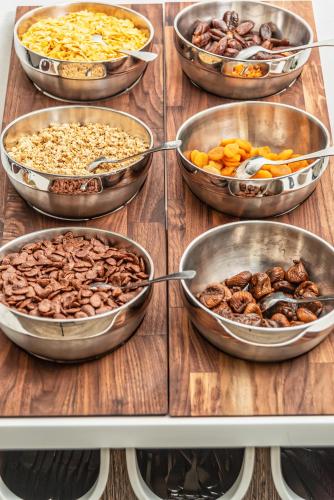 a group of bowls of food on a wooden table at Les Jardins de l'Anjou in La Pommeraye