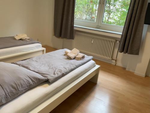 City Apart Düss في دوسلدورف: غرفة نوم بسريرين عليها مناشف