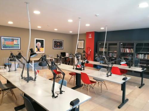 uma sala com mesas e cadeiras com manequins em Residence Panigale em Bolonha