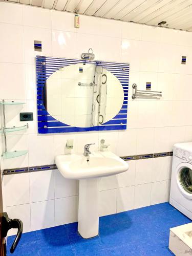un bagno con lavandino e lavatrice di Apartment Amiryan a Yerevan
