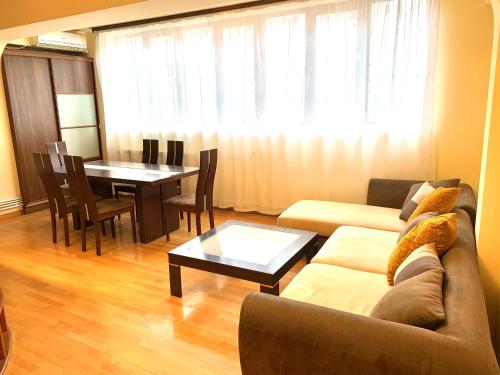 un soggiorno con un divano e un tavolo di Apartment Amiryan a Yerevan