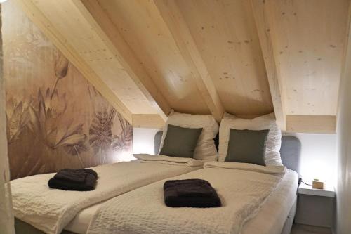 מיטה או מיטות בחדר ב-Wäller Haus - Modern villa with fireplace & large natural garden