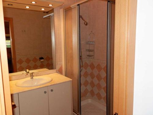 y baño con lavabo y ducha acristalada. en Casa Deltebre, 2 dormitorios, 4 personas - ES-184-14, en Riumar
