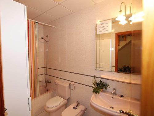 Koupelna v ubytování **Casa con piscina, cerca del mar, wifi gratis, aire opcional, mascotas bienvenidas, playa para perros** - ES-184-27