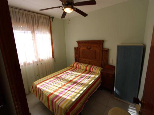 Posteľ alebo postele v izbe v ubytovaní Perfecto apartamento cerca del mar, ¡Mascotas bienvenidas! WiFi gratis, aire acondicionado opcional - ES-184-41