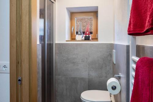 A bathroom at Studio Santnerblick Gfliererhof