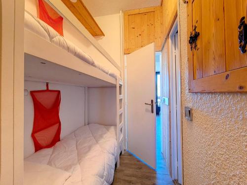 une chambre avec deux lits superposés dans une pièce dans l'établissement Studio rénové, pied des pistes, balcon, 4 pers - FR-1-344-832, aux Menuires