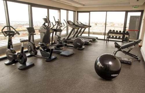 un gimnasio con un montón de equipos de ejercicio en una habitación en AIRPORT HOTEL Entebbe en Entebbe