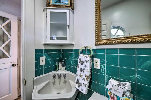 y baño con lavabo y espejo. en Peaceful Maine Home with Patio Ocean Inlet Getaway!, en Bath