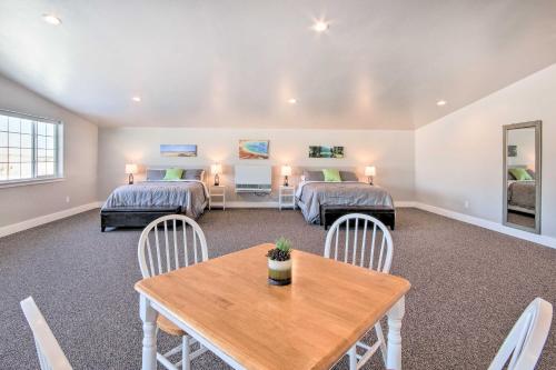 Cette chambre comprend deux lits, une table et des chaises. dans l'établissement Joliet Studio Less Than 36 Mi to Red Lodge Mountain!, 